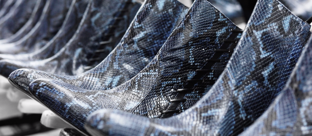 The Jummai Annkleboot in blue snakeskin print available in standard and wide from size EU38 to 46